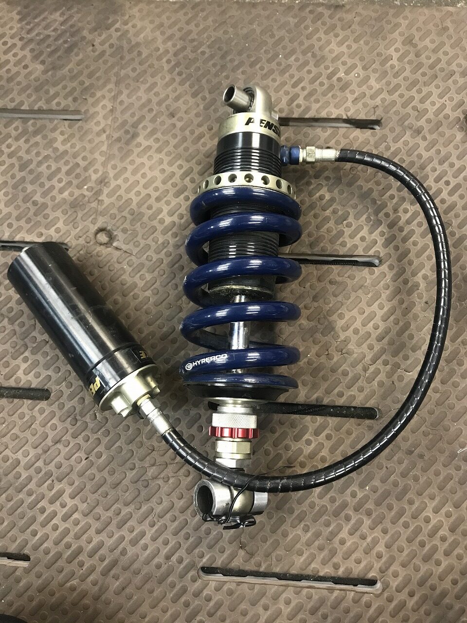 GMD神戸【作業事例】 ヤマハ FZ750 PENSKE リアショックOH - GMD